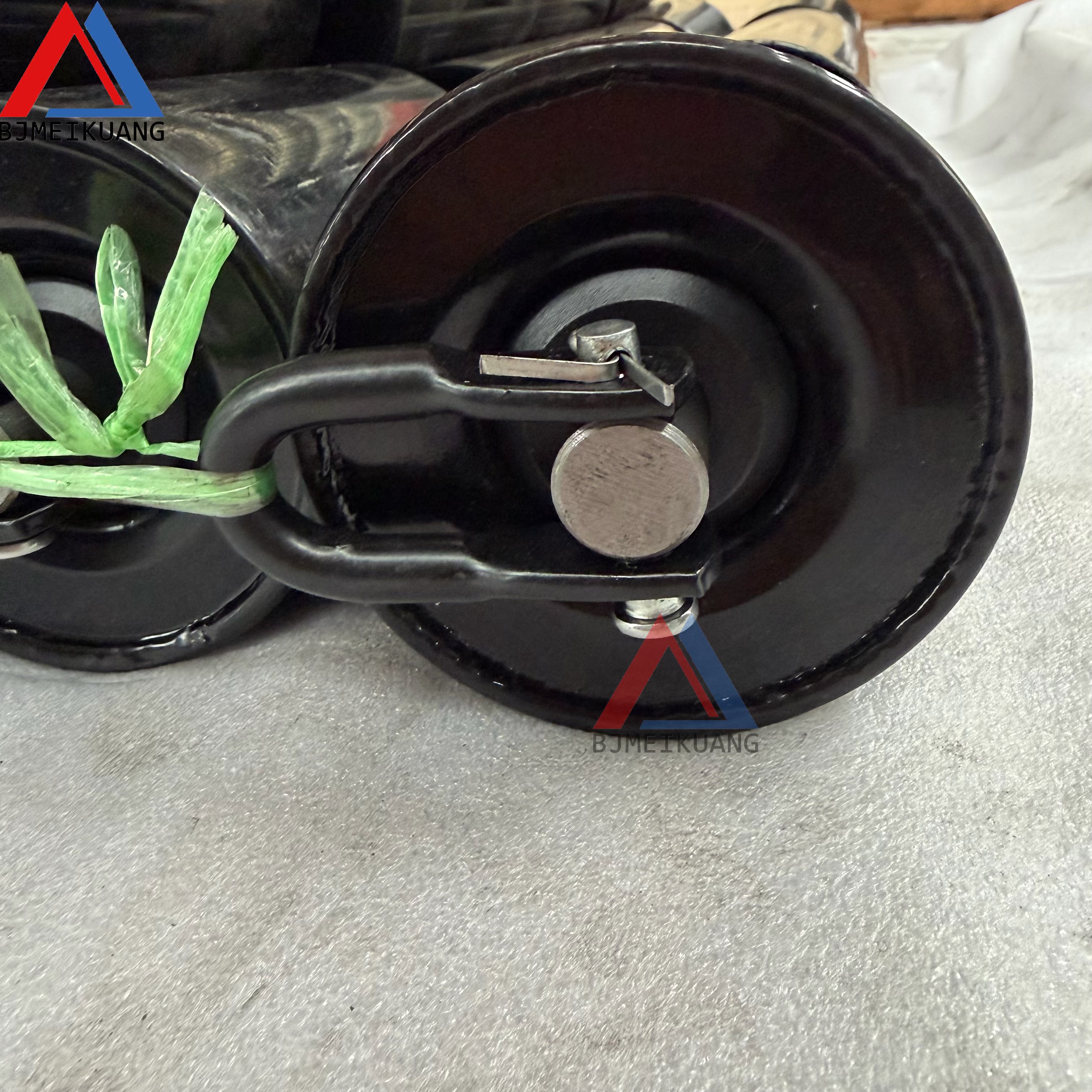 MK-N03906820 | Roller assembly